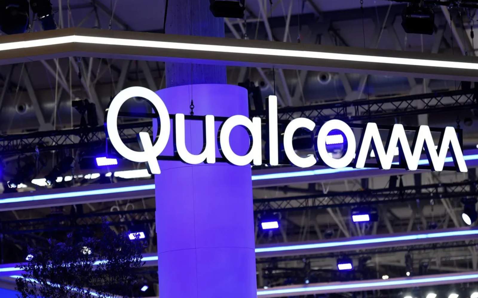 Close up of advanced microchip circuitry representing the Qualcomm stock transition toward automotive and AI infrastructure